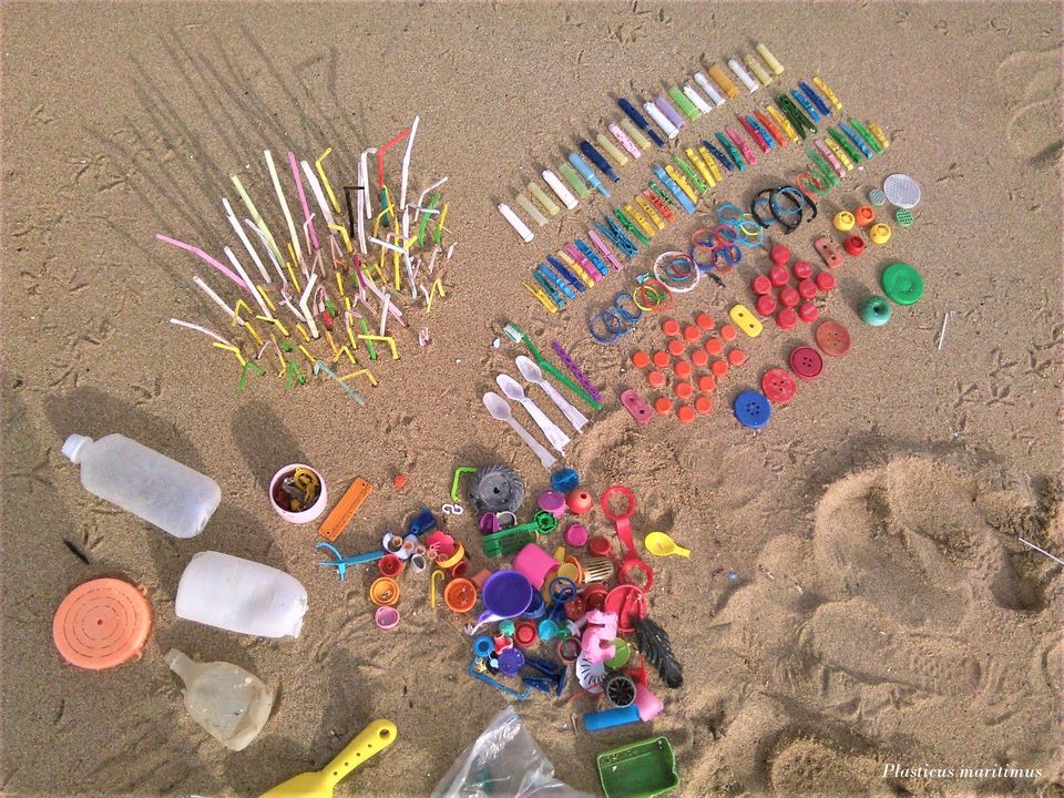 plast na pláži