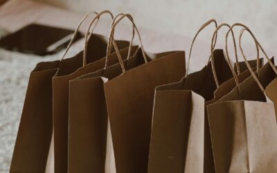 Jak skladovat papírové tašky, aby se nekroutily a nežloutly